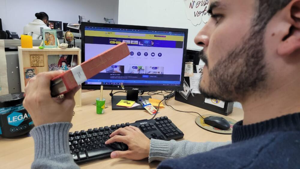 A vender con éxito en la Web El aumento de la presencia del comercio electrónico en la vida de los colombianos ha permitido que sean cada vez más los emprendimientos y las Pymes que se sumen a la tendencia de vender por internet.