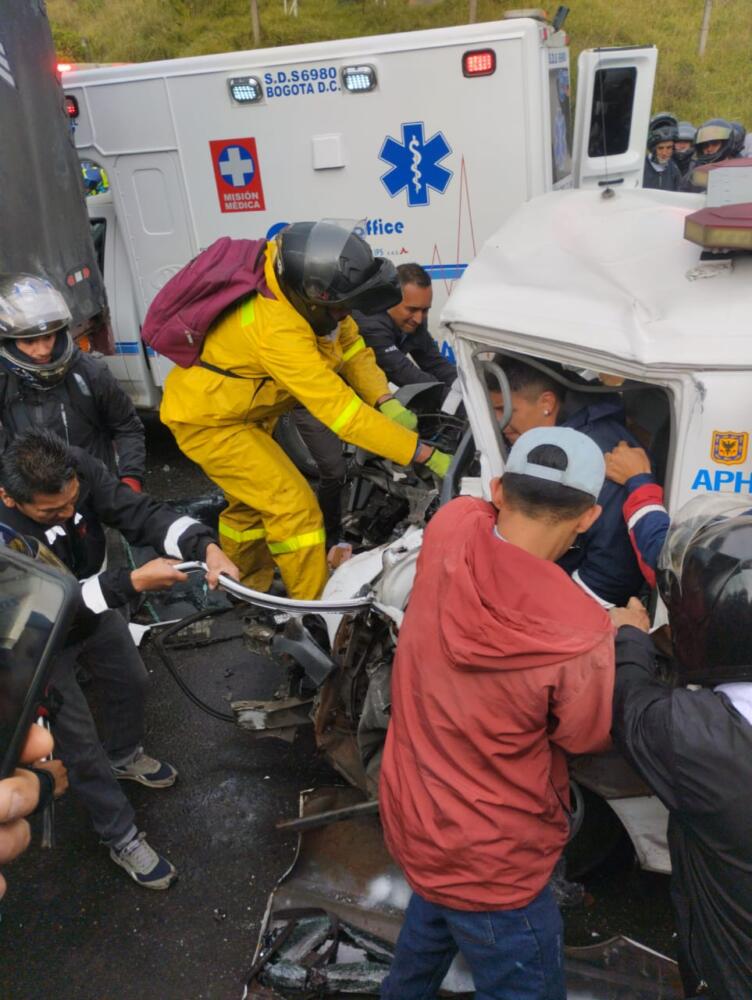 Accidente de tránsito causa gran caos vehicular en la Av. Boyacá Un aparatoso accidente de tránsito entre un camión y una ambulancia causó el cierre de la Av. Boyacá, al sur de la capital.