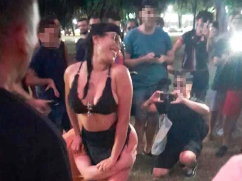 Actriz de contenido para adultos se desnudó en pleno parque y tuvo relaciones con seguidores 1 Actriz de contenido para adultos se desnudó en pleno parque y tuvo relaciones con seguidores La reconocida actriz porno Jésica Fux, es tendencia en redes sociales este viernes todo por cuenta de su actuar en un parque, pues no solo se desnudó en el espacio público sino que, además, eligió a tres asistentes para tener relaciones sexuales con ellos y grabar el encuentro.