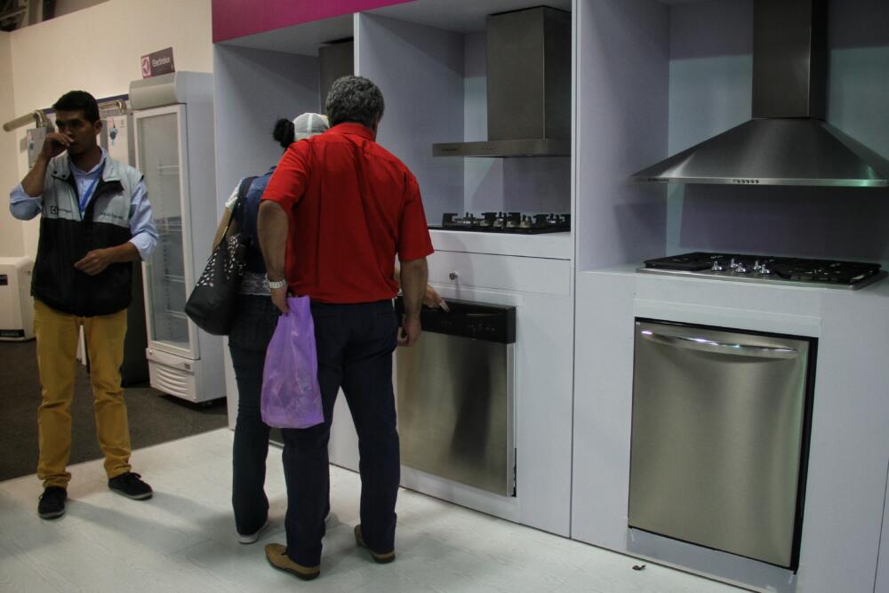 Ahórrese una plata con sus electrodomésticos En promedio, cada hora que se consume un kilovatio de luz en una casa en el país vale $285,44, parece poco, pero en realidad puede ser una carga para el bolsillo de los hogares por cuenta del mal uso de algunos electrodomésticos.