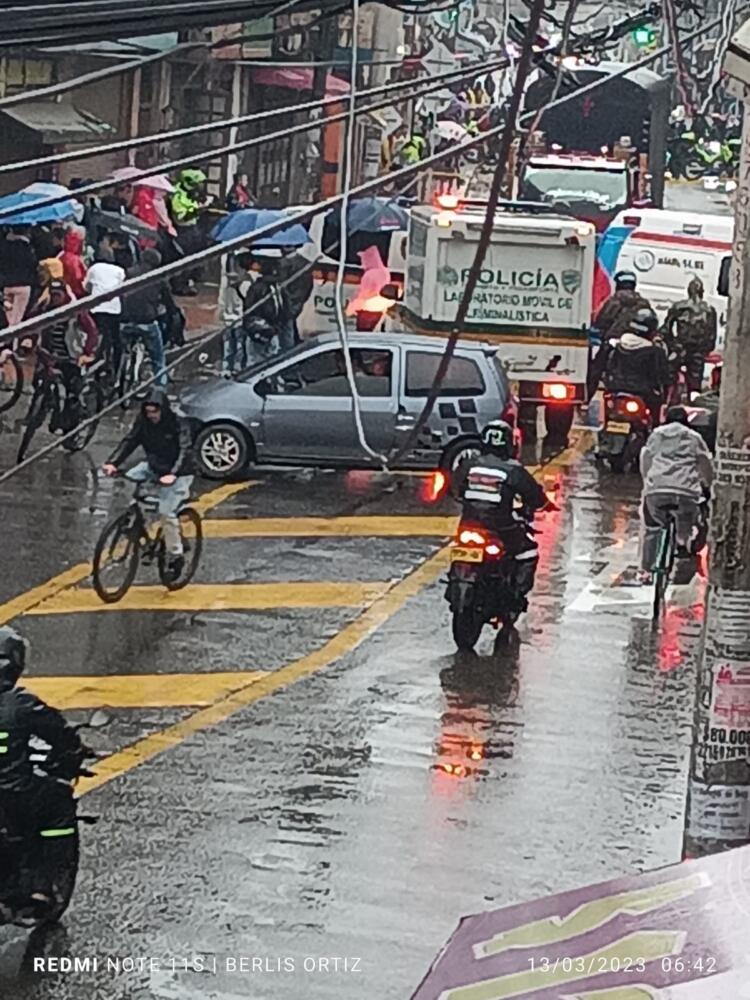 Mujer falleció por una alcantarilla sin tapa en El Amparo, en Kennedy Según vecinos, la escena se repite a diario: “sin exagerar acá pasan, mínimo, dos accidentes al día, claro que no tan graves como el de esta mañana, ¿no? Pasa mucho que un carro atropelló una moto, que un bus arrolló a alguien, que un taxi chocó otro carro, que una bicicleta se voló un semáforo y la atropellaron, y así. Todos los santos días pasa alguna vaina de tránsito. Y cuando no es eso, entonces que apuñalaron a alguien por robarlo, que atracaron una tienda, que le dispararon a no sé quién y lo que usted se imagine, ¡este barrio es cosita seria! Y últimamente está más candela que de costumbre, eso por acá es tierra de nadie”, le dijo a Q'HUBO un comerciante del barrio El Amparo, en Kennedy