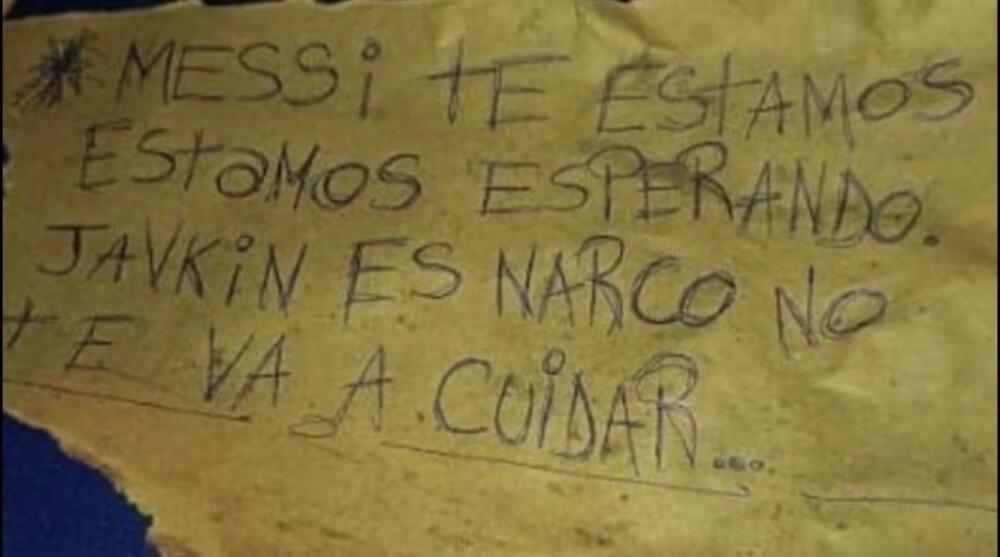 Amenazaron a Messi y atentaron contra el local de la familia de su esposa 1 Amenazaron a Messi y atentaron contra el local de la familia de su esposa El local comercial perteneciente a la familia de Antonela Roccuzzo, esposa del futbolista Lionel Messi recibió 14 impactos de bala.