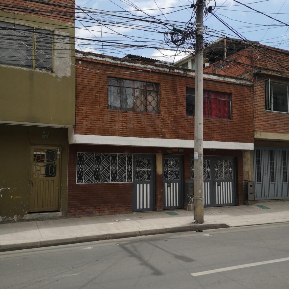 Ana María, la mujer asesinada por su pareja con unas tijeras “Yo no sé qué es lo que está pasando en esta ciudad, pero esto ya asusta, ¿Cuántas mujeres muertas ya van solamente este año? Esto no puede seguir así, ¡imagínese! Lo de anoche fue muy triste, yo la verdad pensé que se trataba de un alegato cualquiera entre ellos dos porque sí escuché voces y como que alguien alegaba, pero hasta ahí.