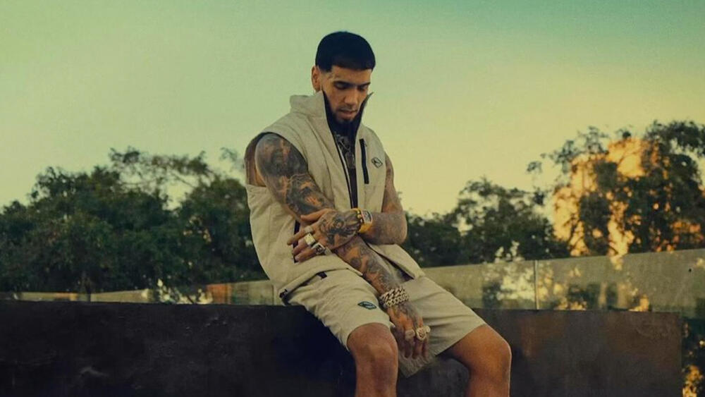 Anuel vuelve a nombrar a Karol G en uno de sus conciertos El cantante puertorriqueño, Anuel AA, una vez más volvió a mencionar a su ex Karol G, en uno de sus conciertos, esta vez en Miami.