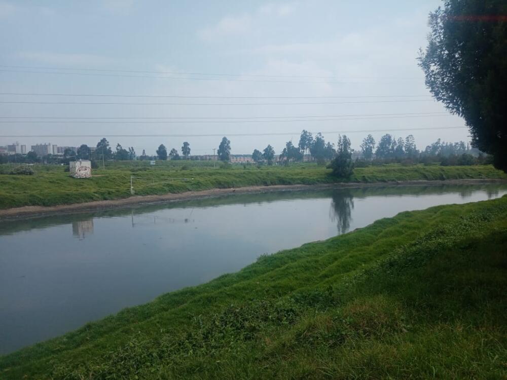 Apareció cadáver en el río Fucha Un pequeño grupo de chulos merodeaba la orilla del río Fucha a su paso por la Zona Franca de la localidad de Fontibón. A pocos metros de las aves, a las 10:30 de la mañana de ayer un grupo de personas que se encontraban haciendo deporte en el sendero contiguo al cauce del río avistó lo que parecía el cadáver de una persona.