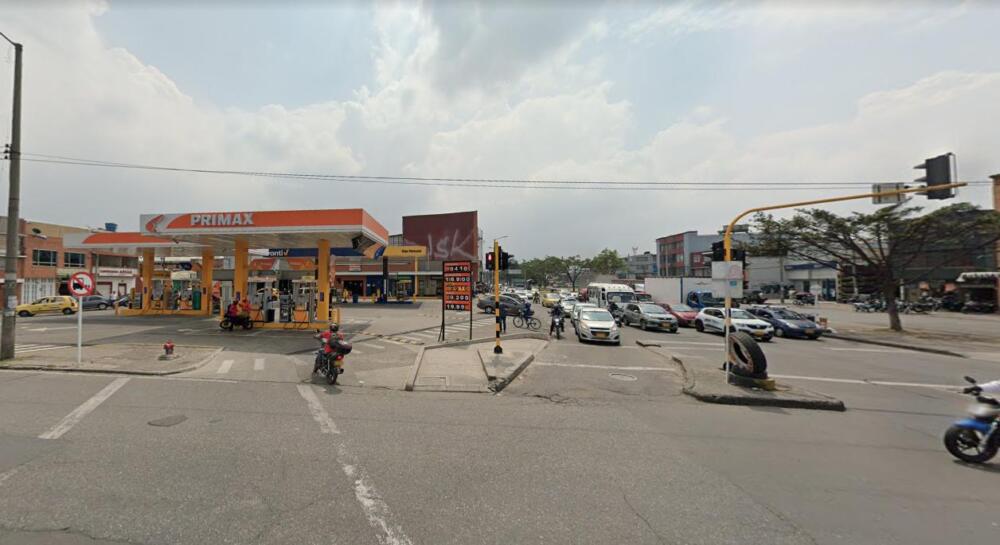 Asesinado en estación de gasolina de Antonio Nariño Dos sujetos a bordo de una moto llegaron a la estación de servicio ubicada en la Av. Primero de Mayo con Carrera 30, en Antonio Nariño, a pocos minutos de la 1:00 p. m. de ayer. Tanto piloto como sicario buscaban a su víctima, a quien vendrían siguiendo desde varias cuadras atrás. Cuando vieron al objetivo de su violento plan, el parrillero del vehículo se bajó, caminó unos pocos pasos, apuntó y disparó directamente a la cabeza de su objetivo. El hombre cayó malherido y falleció prácticamente al instante, ante la mirada de decenas de transeúntes, trabajadores y conductores que a esa hora transitaban por la concurrida zona.