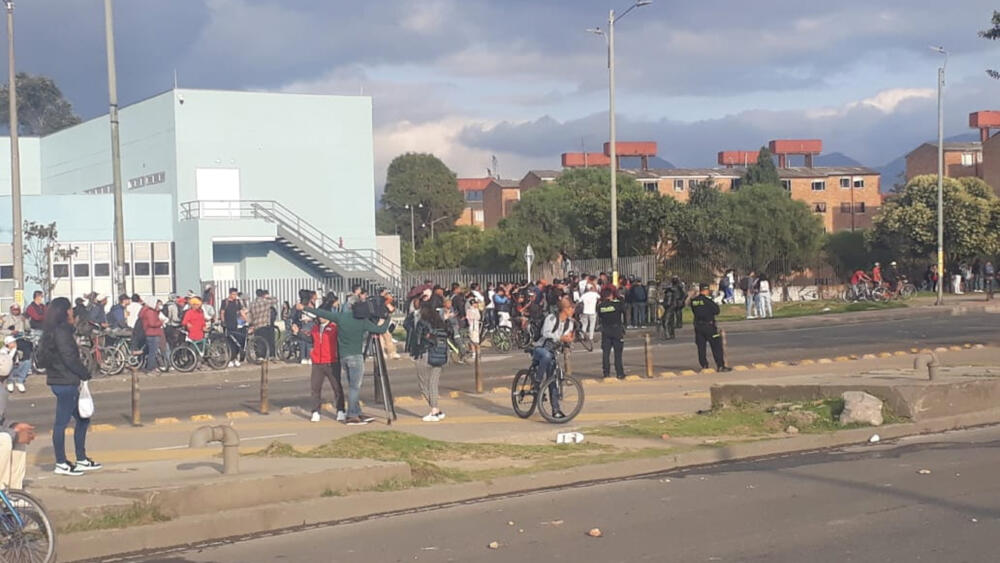 Se presentan bloqueos viales por protestas en Ciudad Bolívar 10 Se presentan bloqueos viales por protestas en Ciudad Bolívar En estos momentos se están presentando bloqueos por culpa de protestas en la localidad de Ciudad Bolívar sobre la Av. Villavicencio entre carrera 49 y Gaitán Cortés.
