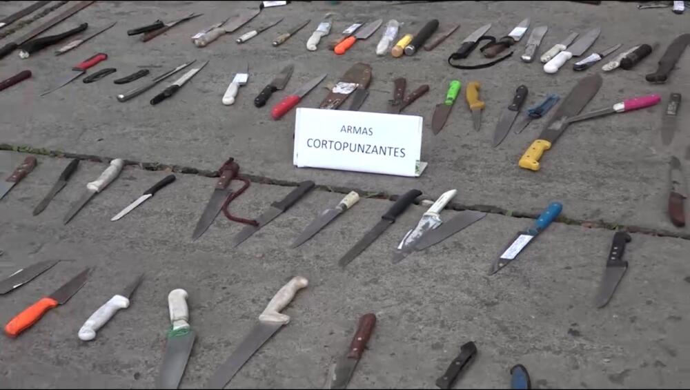 Bogotá se desarma: la Policía sacó de circulación más de 150 armas de fuego Con la estrategia de la Policía Metropolitana de Bogotá “Plan desarme” donde se busca liberar de la violencia a las 19 localidades que componen la ciudad, en el primer trimestre de este año 2023 se han logrado un total de 181 armas de fuego de tipo traumática.