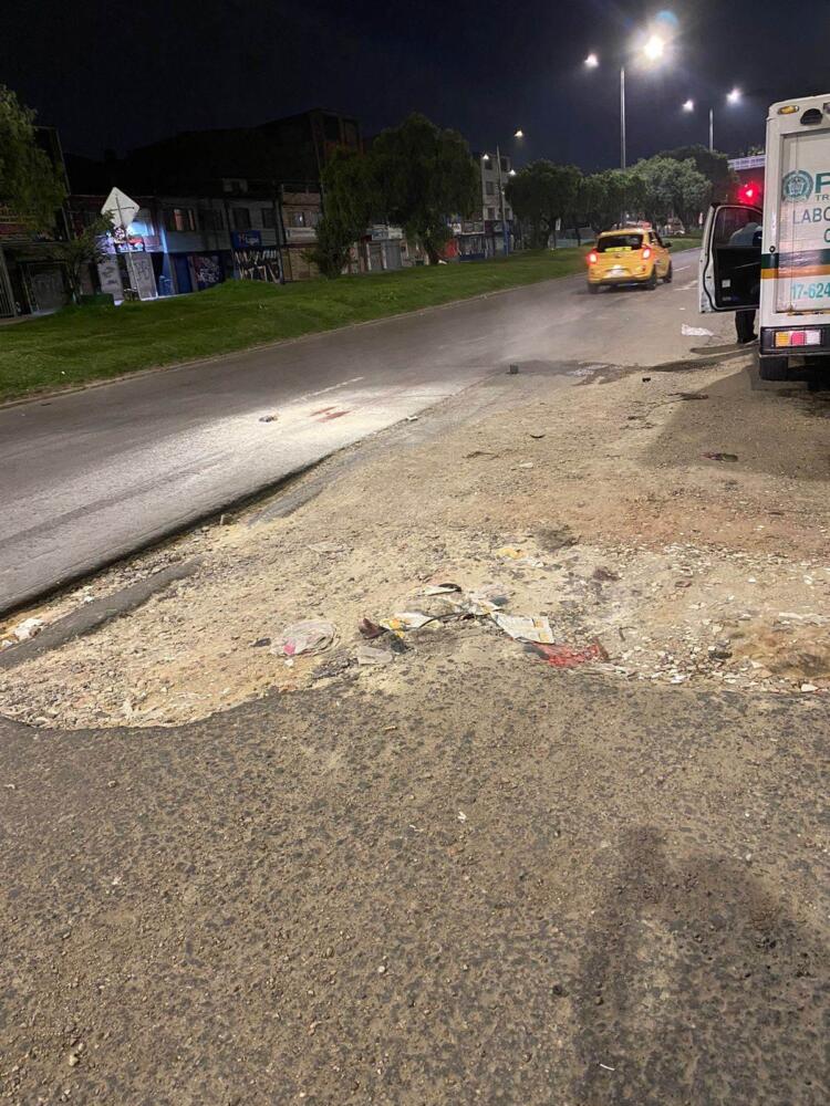Brayan, la víctima de un hueco mortal en Kennedy La noche de este miércoles un lamentable accidente propiciado por el mal estado de la malla vial cobró la vida de un joven de 25 años y dejó herida a su pareja.
Los hechos sucedieron en la Avenida Primero de Mayo a la altura de la localidad de Kennedy, cuando el hoy fallecido se movilizaba en su motocicleta y cayó al asfalto por tratar de esquivar un tremendo hueco ubicado en la mitad de la vía, acción que terminó costándole la vida, pues fue arrollado por un bus de Sitp.