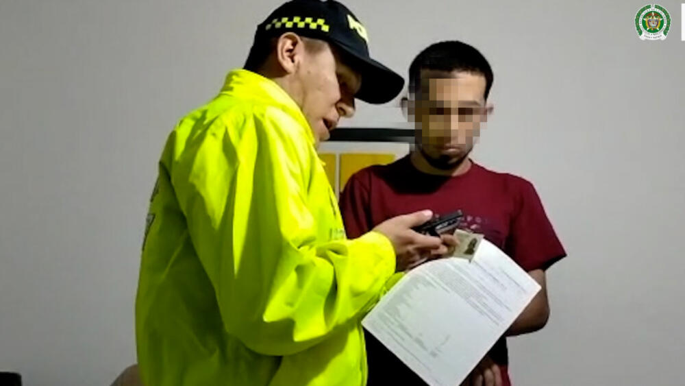 Caen ‘Los Sparkis’, banda dedicada a robar carros de conductores de plataformas 1 Caen ‘Los Sparkis’, banda dedicada a robar carros de conductores de plataformas La Fiscalía General de la Nación, judicializó a 3 personas señaladas de pertenecer a la banda delincuencial denominada ‘Los Sparkis’, dedicada a robar los vehículos de conductores que trabajan prestando servicio de transporte por medio de aplicaciones en Bogotá.