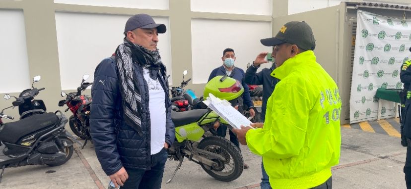 Capitán acusado de participar en fuga de 'Matamba' fue capturado en un CAI de Kennedy La tarde de este miércoles, el juez 46 de Control de Garantías de Bogotá legalizó la captura del capitán de la Policía Luis Duque Casas, acusado de estar involucrado en la fuga de Juan Lárrinson Castro Estupiñán, alias 'Matamba', de la cárcel la Picota de Bogotá.