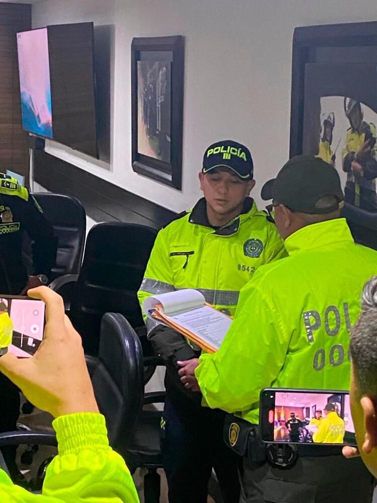 Capitán acusado de participar en fuga de 'Matamba' fue capturado en un CAI de Kennedy La tarde de este miércoles, el juez 46 de Control de Garantías de Bogotá legalizó la captura del capitán de la Policía Luis Duque Casas, acusado de estar involucrado en la fuga de Juan Lárrinson Castro Estupiñán, alias 'Matamba', de la cárcel la Picota de Bogotá.