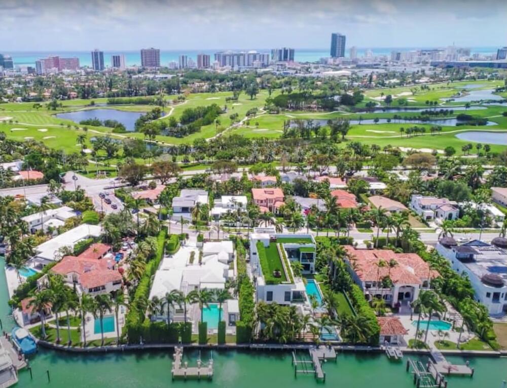Shakira se irá a vivir a una isla privada En las últimas horas se conoció que la cantante colombiana Shakira ya no se irá a vivir a su mansión a Miami, sino, por el contrario, se mudará a una isla privada.