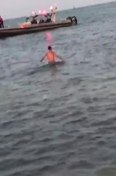 Turistas hallan cadáver en playa de San Andrés 1 Turistas hallan cadáver en playa de San Andrés Tremendo susto se llevaron los turistas que se encontraban bañándose este lunes festivo en las playas de San Andrés, pues presenciaron una aterradora escena: hallaron el cadáver de un hombre en medio del mar.