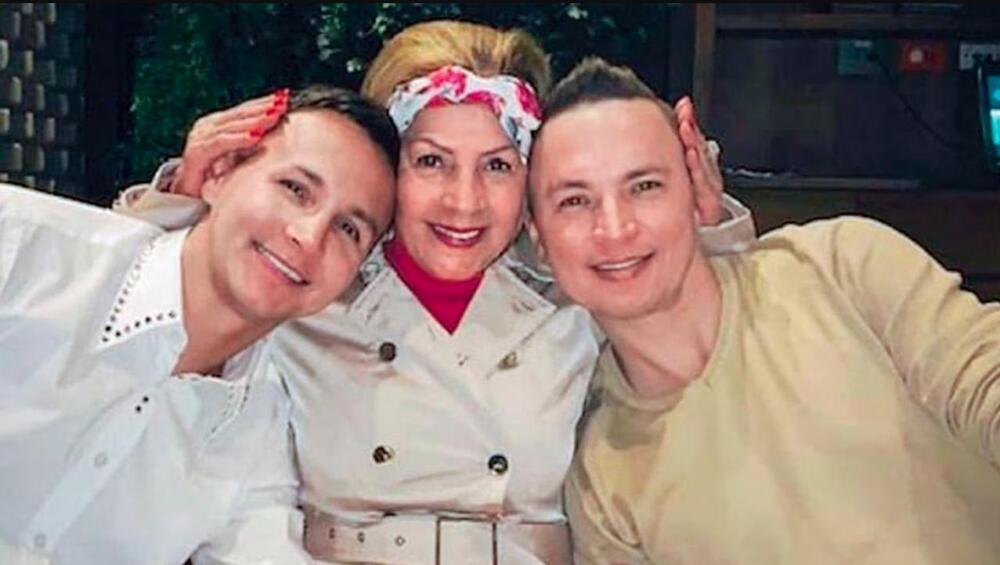 La justicia condenó a Yhonier Leal por el asesinato de su mamá y hermano 4 La justicia condenó a Yhonier Leal por el asesinato de su mamá y hermano Fiscalía pidió que Yhonier Leal Hernández pague 60 años de prisión por haber asesinado a su mamá, Marleny Hernández, y a su hermano, el reconocido estilista Mauricio Leal.