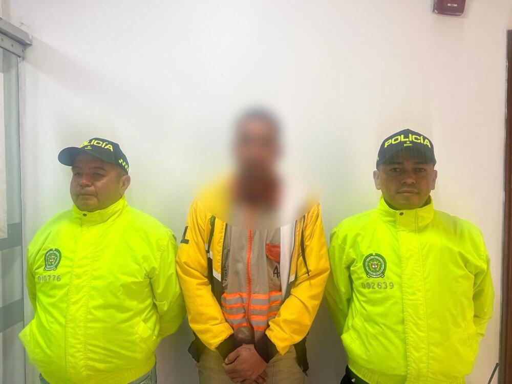 Capturan 15 agresores de mujeres en Bogotá En un denominado Plan cazador, la Policía Metropolitana de Bogotá, a través de las patrullas púrpuras, logró dar un duro golpe contra presuntos agresores de mujeres que maltrataban a sus parejas dentro y fuera de sus hogares en diferentes sectores de la capital del país.