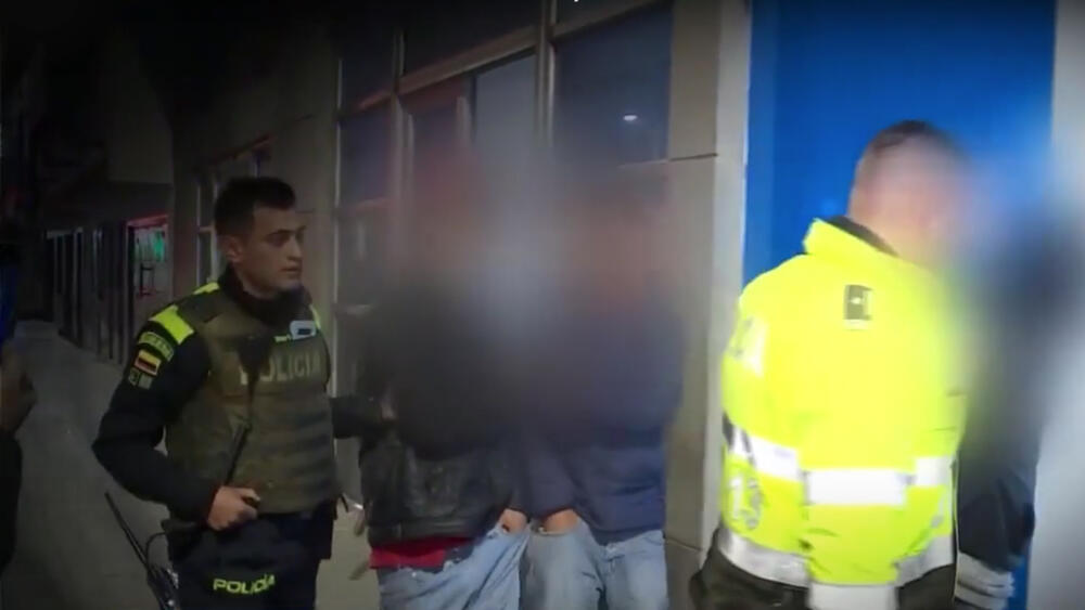 Capturan a 4 delincuentes por robar un bus del SITP en San Cristóbal Durante la noche de este jueves, pasajeros de un bus del SITP fueron víctimas de un atraco masivo en la localidad de San Cristóbal.