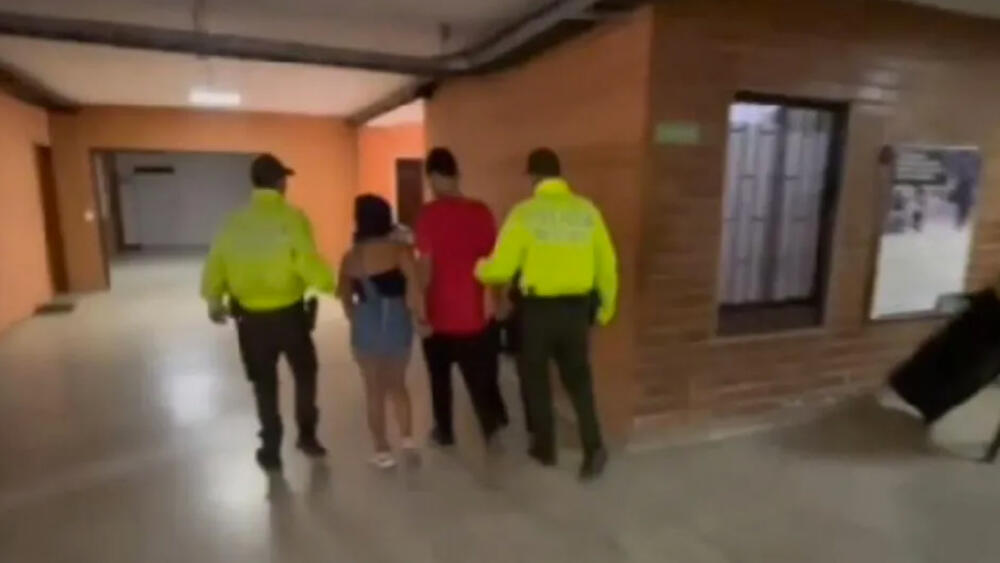 Capturan a pareja que contrataba habitantes de calle para robar 8 Capturan a pareja que contrataba habitantes de calle para robar Una pareja de novios estaba siendo buscada por las autoridades desde hace un mes porque eran los principales sospechosos de haberle quitado la vida a un habitante en condición de calle. Durante la investigación, descubrieron que ambos acusados lideraban una peligrosa red.