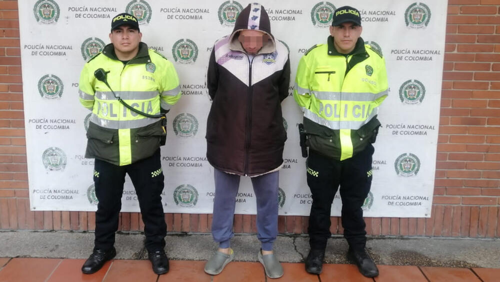 Capturan a peligroso delincuente en Rafael Uribe: tenía circular azul de Interpol En las últimas horas fue capturado en la localidad de Rafael Uribe un peligroso delincuente identificado como Henry Fabián Ríos Umba. Según se pudo conocer, el aprehendido tenía hasta circular azul de Interpol y era uno de los pillos más buscados.
