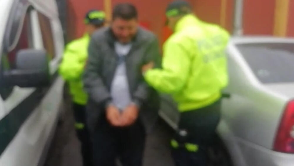 Capturan a sujeto que estafaba ofreciendo casas de remate en Bogotá Un sujeto conocido con el alias de 'Camilo' fue capturado por la Policía Metropolitana de Bogotá por el delito de estafa, justo cuando estaba recibiendo dinero de una de sus víctimas. El hombre ofertaba inmuebles por redes sociales y decía que los estaban rematando para poder sacarle dinero a los ciudadanos.