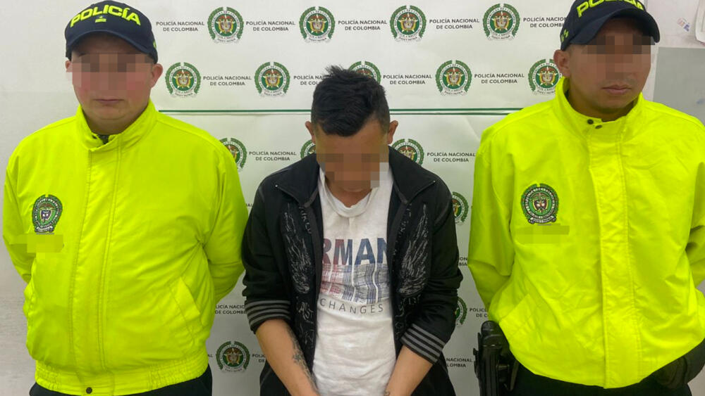 Capturan a sujeto que habría matado a golpes a su hijo en Ciudad Bolívar La mañana del martes 28 de marzo, la fiscalía presentó ante un Juez de control de garantías a un hombre señalado de golpear a su hijo de 4 años causándole la muerte, estos hechos ocurrieron el pasado 28 de febrero en la localidad de Ciudad Bolívar.