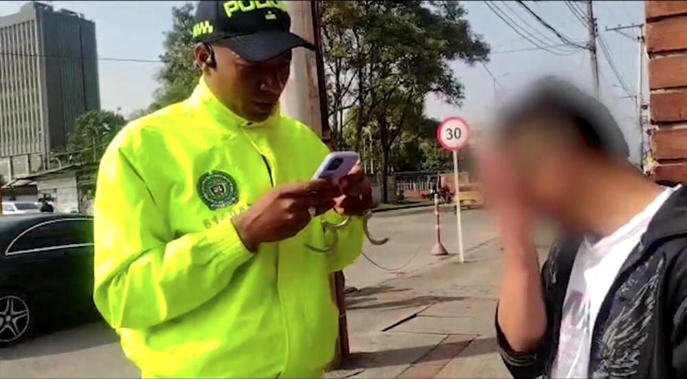 Capturan a sujeto que habría matado a golpes a su hijo en Ciudad Bolívar La mañana del martes 28 de marzo, la fiscalía presentó ante un Juez de control de garantías a un hombre señalado de golpear a su hijo de 4 años causándole la muerte, estos hechos ocurrieron el pasado 28 de febrero en la localidad de Ciudad Bolívar.