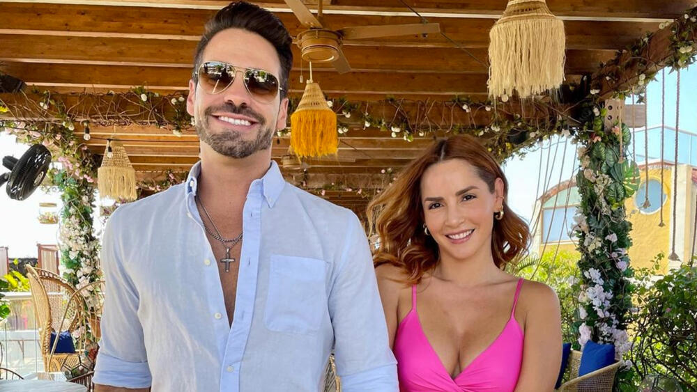 Carmen Villalobos podría estar embarazada En los últimos días surgieron rumores sobre un posible embarazo de la actriz Carmen Villalobos y su novio el presentador Frederik Oldenburg.