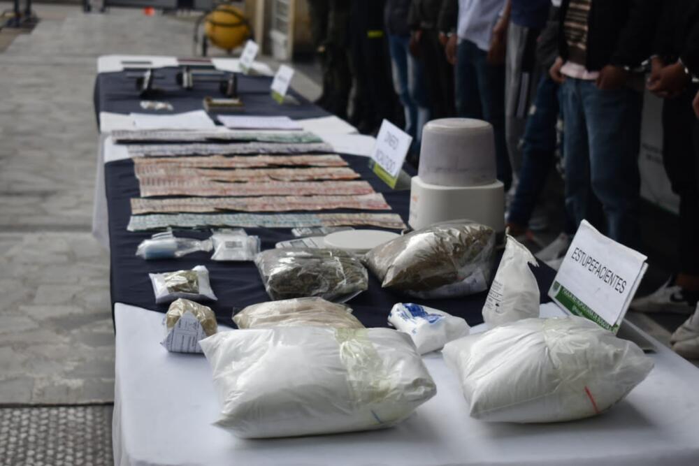 Cayó la banda multicrimen 'El Mesa' que operaba en Bogotá Tras un año de investigaciones de inteligencia, la Policía Metropolitana de Bogotá, en articulación con La Fiscalía General de La Nación, logro la captura de 15 personas, entre ellas 3 mujeres, que hacían parte de la estructura criminal conocida como ‘El Mesa’, dedicada al narcotráfico, extorsión y comisión de homicidios en la capital del país.