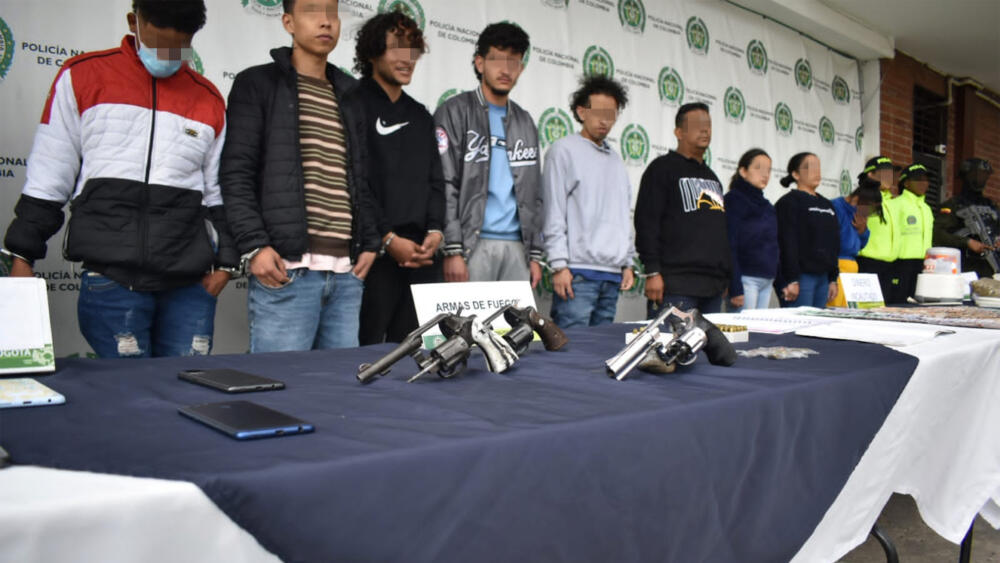 Cayó la banda multicrimen 'El Mesa' que operaba en Bogotá Tras un año de investigaciones de inteligencia, la Policía Metropolitana de Bogotá, en articulación con La Fiscalía General de La Nación, logro la captura de 15 personas, entre ellas 3 mujeres, que hacían parte de la estructura criminal conocida como ‘El Mesa’, dedicada al narcotráfico, extorsión y comisión de homicidios en la capital del país.