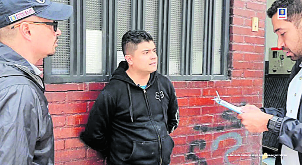 Este es el zar de las estafas de autos que cayó en Tunjuelito La Policía Metropolitana de Bogotá, en conjunto con la Fiscalía General de la Nación, logró la captura de un hombre en el barrio San Vicente Ferrer (Tunjuelito), a quien le venían siguiendo la pista durante varios meses.