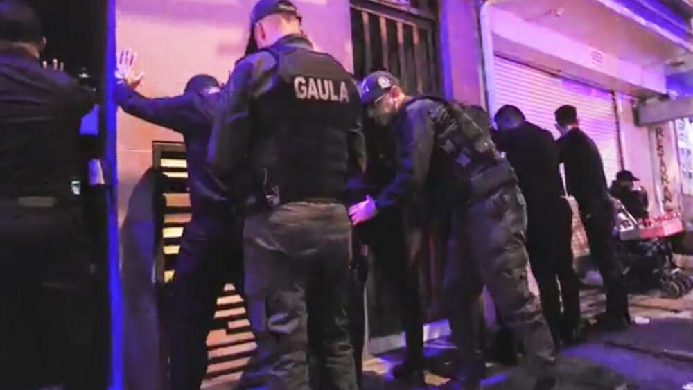 Cierran prostíbulos y moteles en Tunjuelito El Comando Nocturno de la Secretaría de Seguridad de Bogotá llegó hasta la localidad de Tunjuelito la madrugada de este viernes con el fin de realizar un operativo en la zona de rumba de los barrios Venecia y la Isla del Sol.