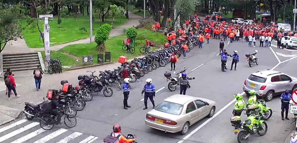 Cierres viales por marchas de domiciliarios de Rappi Desde las 11 de la mañana de este martes, los domiciliarios de Rappi se tomaron la Carrera Séptima con el fin de protestar en contra de la "contratación forzada".