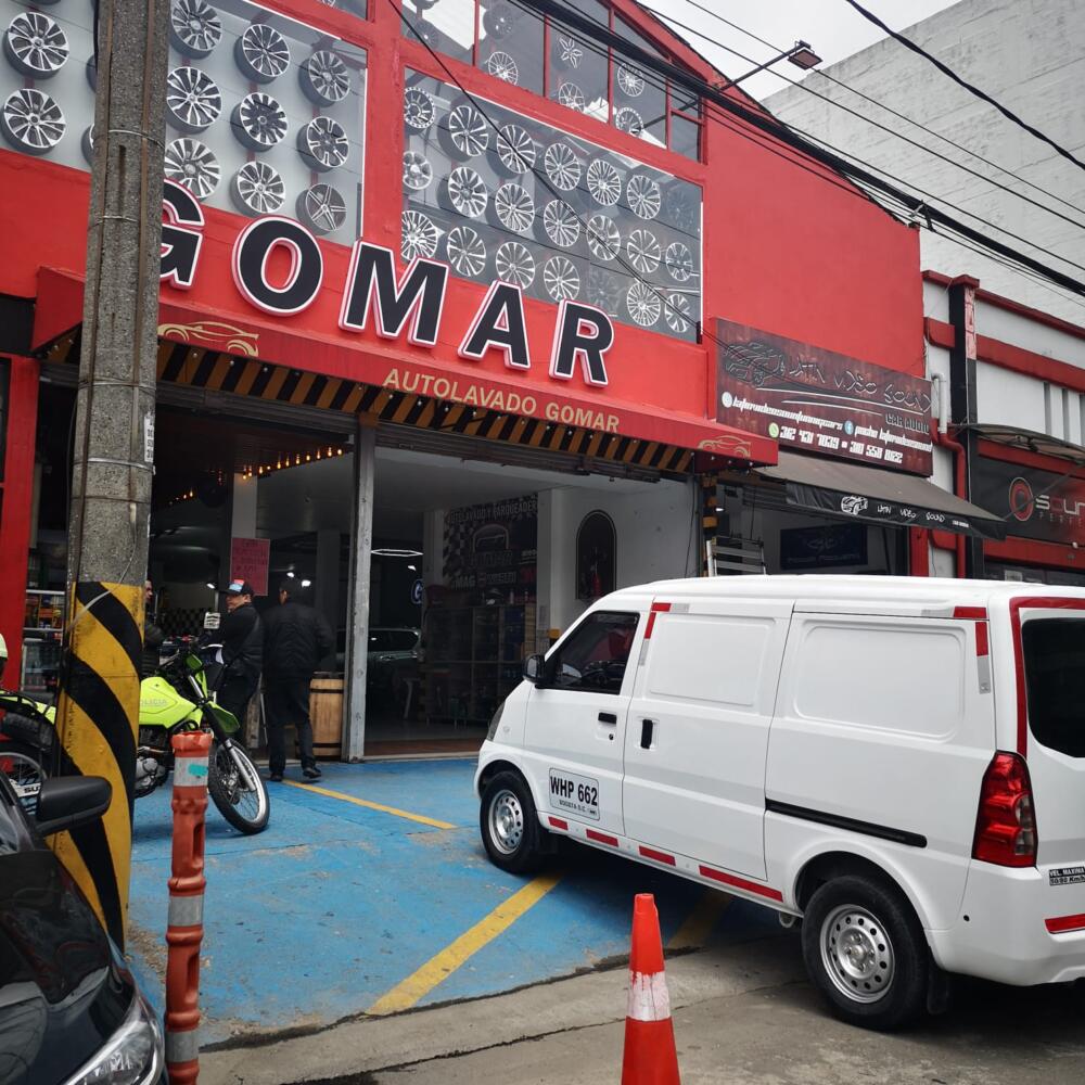 Balean a comerciante en San Andresito 1 Balean a comerciante en San Andresito “Yo estaba de turno cuando eso pasó. Antecitos de que eso pasara el señor al que le dispararon se estaba tomando unas cervezas con otras personas y todo estaba muy tranquilo porque igual era muy temprano, no eran ni las ocho de la noche. De un momento a otro de una mesa me pidieron más cervezas y yo estaba agachada sacando las cervezas de la nevera cuando escuché los disparos.