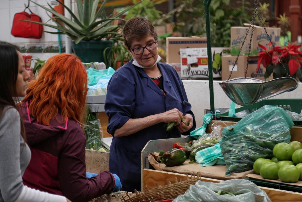 Comerciantes de Bogotá tendrán crédito de ‘papayita’ Comerciantes formales e informales de la ciudad viven un dolor de cabeza por mantener sus negocios, pero no porque las ventas estén bajas, sino porque un alto porcentaje de ellos andan metidos en los famosos prestamos ‘gota a gota’, que se les llevan buena parte de sus ganancias.