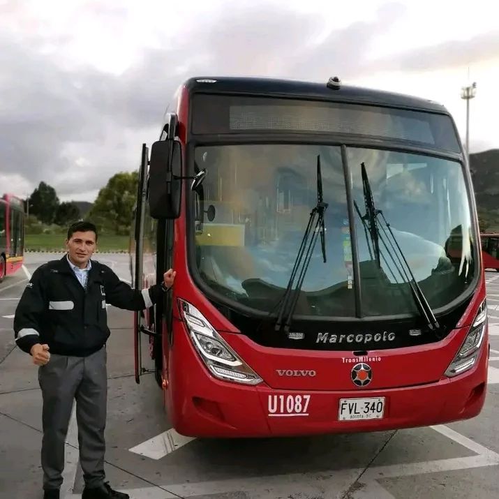 Conductor de TransMilenio es participante en el Desafío y causa furor Este miércoles salió al aire el primer capítulo de la nueva temporada del Desafío 'The Box' del canal Caracol, y los televidentes se pegaron al televisor para no perderse ni un solo detalle de los participantes, pero hubo uno que acaparó la atención de los colombianos, se trata de un conductor de TransMilenio.