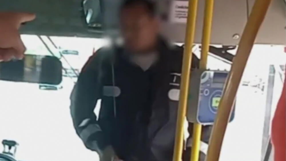 Conductor del Sitp cogió a golpes a pasajero que le hizo un reclamo El nuevo caso de intolerancia en Bogotá, se presentó al interior de un bus del Sitp, cuando el hombre que conducía el bus le propino varios golpes a un joven que le reclamó por no detenerse en el paradero que correspondía.
