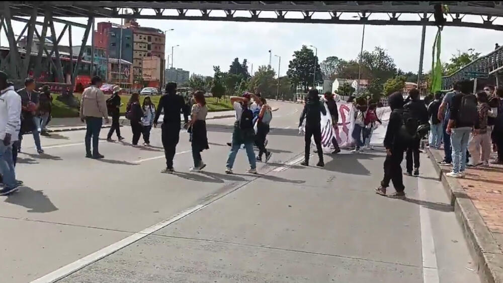 Congestión en la Calle 26 por manifestaciones en la U. Nacional A esta hora se presentan manifestaciones sobre la Calle 26, a al altura de la carrera 33, por parte de los estudiantes de la Universidad Nacional, quienes se encuentran inconformes con las condiciones laborales de los docentes y por el bajo presupuesto que hay para la institución.