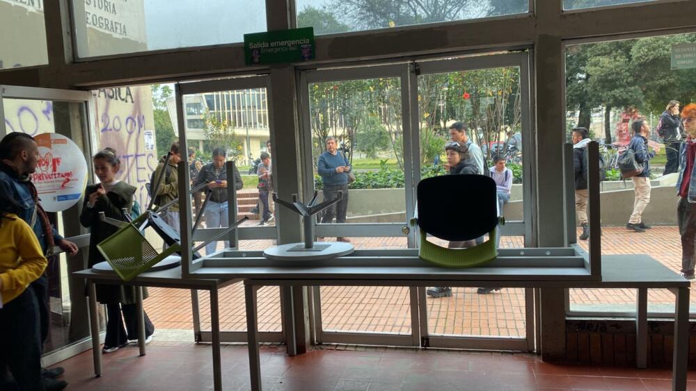 Congestión en la Calle 26 por manifestaciones en la U. Nacional A esta hora se presentan manifestaciones sobre la Calle 26, a al altura de la carrera 33, por parte de los estudiantes de la Universidad Nacional, quienes se encuentran inconformes con las condiciones laborales de los docentes y por el bajo presupuesto que hay para la institución.