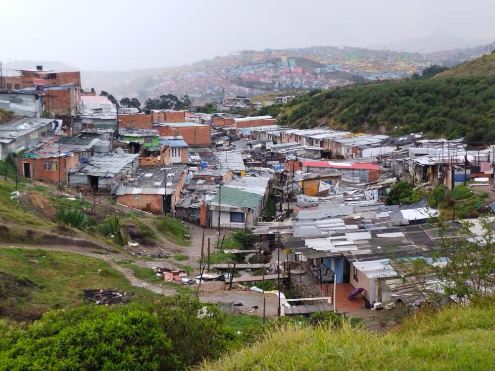 Crimen de Jorge en Villa Esperanza, en Ciudad Bolívar 1 Crimen de Jorge en Villa Esperanza, en Ciudad Bolívar “Nosotros alcanzamos a escuchar la algarabía que se formó cuando sonaron los disparos. ¡y cómo no, fueron como cinco tiros! Lo único que hicimos fue escondernos mientras pasaba la matazón y luego llamamos a la policía. Lo raro fue que cuando salimos esperábamos ver a alguien herido o algo pero no vimos nada. Luego, cuando llegó la policía, fue que nos enteramos que el finado estaba detrás de unas casuchas. Y cuando lo encontraron ya paila, no había nada que hacer, el hombre ya estaba muerto”, fueron las palabras con las que un vecino del sector de invasión conocido como Villa Esperanza, en Ciudad Bolívar, le dijo ayer a Q'HUBO sobre el homicidio sucedido en los callejones de la barriada la tarde de este domingo.