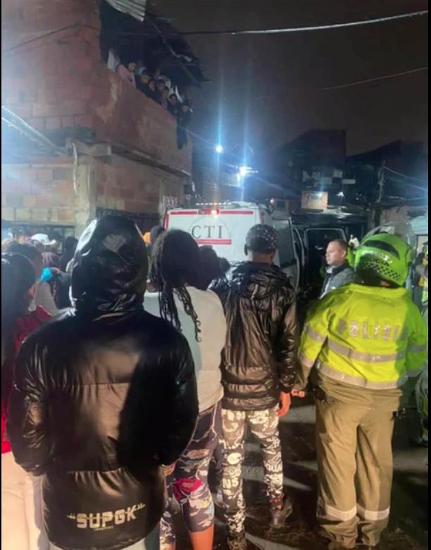 Crimen de Jorge en Villa Esperanza, en Ciudad Bolívar 3 Crimen de Jorge en Villa Esperanza, en Ciudad Bolívar “Nosotros alcanzamos a escuchar la algarabía que se formó cuando sonaron los disparos. ¡y cómo no, fueron como cinco tiros! Lo único que hicimos fue escondernos mientras pasaba la matazón y luego llamamos a la policía. Lo raro fue que cuando salimos esperábamos ver a alguien herido o algo pero no vimos nada. Luego, cuando llegó la policía, fue que nos enteramos que el finado estaba detrás de unas casuchas. Y cuando lo encontraron ya paila, no había nada que hacer, el hombre ya estaba muerto”, fueron las palabras con las que un vecino del sector de invasión conocido como Villa Esperanza, en Ciudad Bolívar, le dijo ayer a Q'HUBO sobre el homicidio sucedido en los callejones de la barriada la tarde de este domingo.
