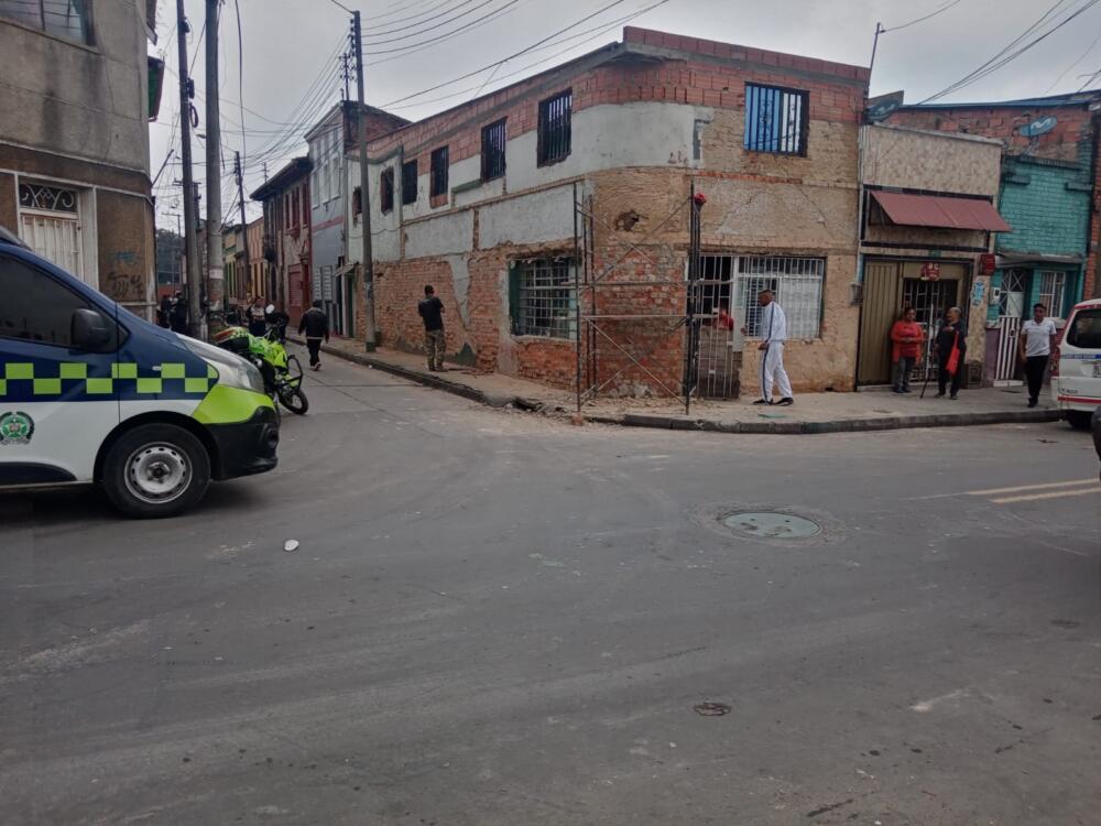 Crimen a bala en San Bernardo 1 Crimen a bala en San Bernardo El asesinato con arma de fuego se presentó cerca a un local ubicado en el barrio San Bernardo, de la localidad de Santa Fe, donde la víctima se encontraba tomando unas cervezas.