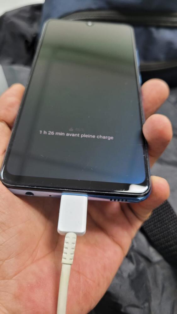Cuidados para la pila de su celular Si usted es de los que vive peleando con la batería de su celular por que se le descarga todo el tiempo y no le dura casi nada, es probable que haya algo en los cuidados de esta pieza que se encuentre realizando mal. 