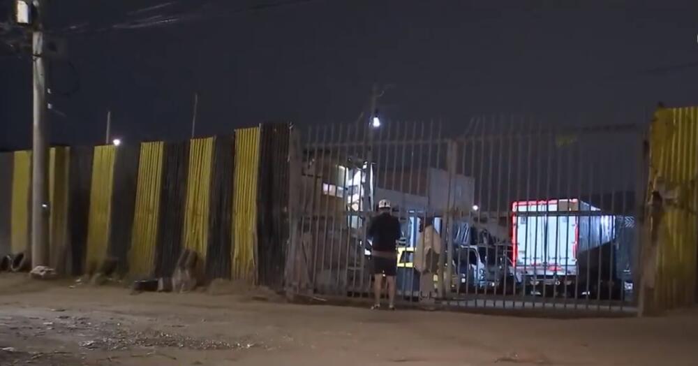 Delincuentes hurtaron camión avaluado en más de $100 millones 4 Delincuentes hurtaron camión avaluado en más de $100 millones Una peligrosa banda de delincuentes llegó hasta un parqueadero en el barrio Villas del Progreso, en la localidad de Bosa, y hurtaron un camión avaluado en más de $100 millones de pesos que se encontraba allí parqueado y que estaba cargado de mercancía.