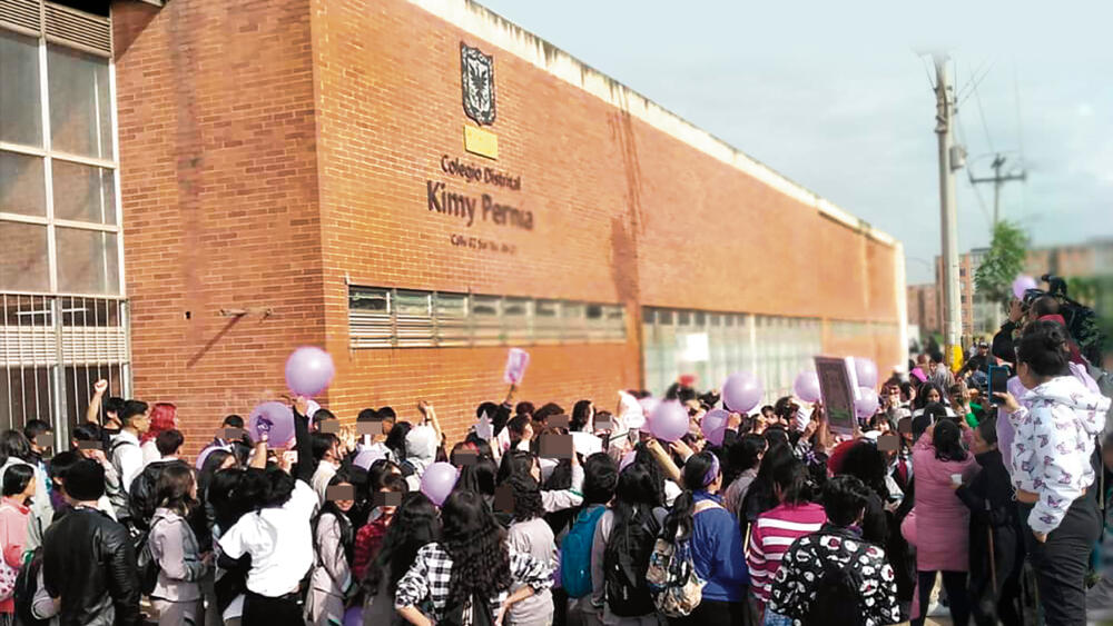 Denuncian abuso a niña de 9 años en colegio de Bosa Una gravísima denuncia que involucra a una niña de 9 años, estudiante de un colegio distrital y que fue víctima de abuso sexual dentro de la institución, salió a la luz pública en las últimas horas. La familia de la menor agredida asegura que ya tiene identificado al agresor, quien sería otro alumno de 13 años de la misma institución, con quien la víctima comparte la misma jornada académica.