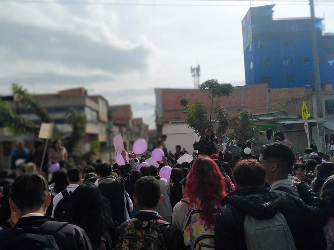Denuncian abuso a niña de 9 años en colegio de Bosa Una gravísima denuncia que involucra a una niña de 9 años, estudiante de un colegio distrital y que fue víctima de abuso sexual dentro de la institución, salió a la luz pública en las últimas horas. La familia de la menor agredida asegura que ya tiene identificado al agresor, quien sería otro alumno de 13 años de la misma institución, con quien la víctima comparte la misma jornada académica.