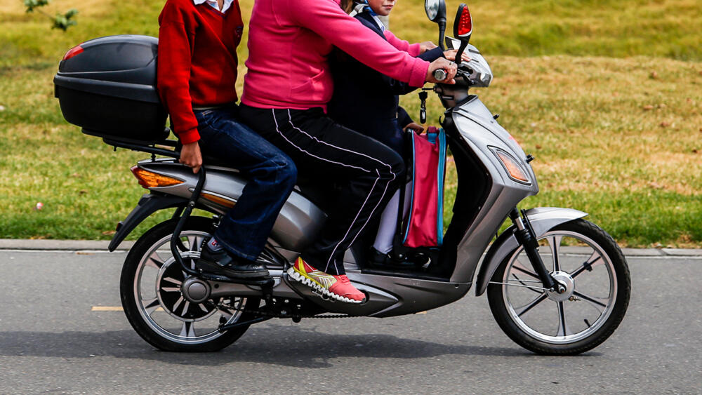 Distrito frena en seco a las bicicletas con motor en Bogotá La Secretaría de Movilidad le dio luz verde a una resolución para reglamentar el uso de bicicletas con motor inferior a los 50 centímetros cúbicos en la capital.