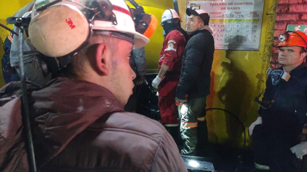 EN IMÁGENES: Así va el rescate de los mineros atrapados en Sutatausa tras la explosión A esta hora se encuentran en el lugar de los hechos organismos de rescate y Bomberos de Cundinamarca tratando de sacar a los mineros atrapados, de quienes hay pocas probabilidades que se encuentren con vida.