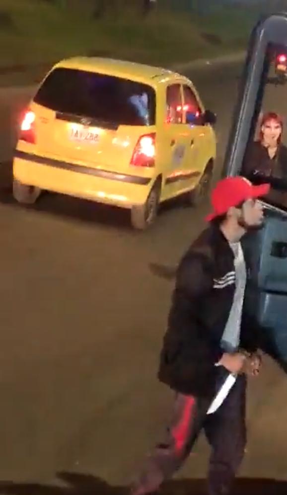 EN VIDEO: Sujeto atacó a puñal a conductor de Sitp en Tunjuelito Un nuevo hecho de intolerancia se presentó a la altura del portal El Tunal, justo en la oreja de la Avenida Villavicencio, en donde un hombre atacó con puñal a un conductor de Sitp.