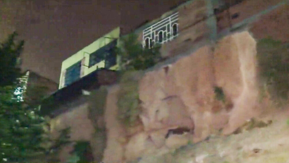 El barrio de Soacha que está a punto de quedar en ruinas: se va a caer encima de otro Las lluvias registradas en las últimas dos semanas han hecho de las suyas en la capital y en varios municipios de Cundinamarca, como es el caso de Soacha, en donde un barrio está a punto de desaparecer y quedar en ruinas por cuenta del invierno.
