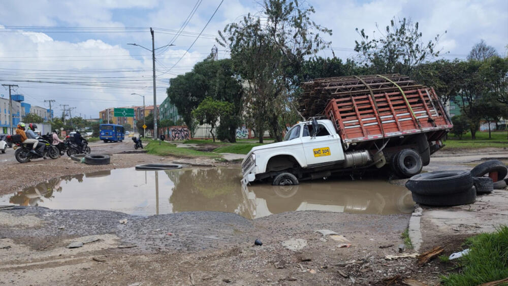 El drama de los habitantes de Kennedy por mal estado de las vías Vecinos de los barrios Timiza, Tundama, las Delicias y San Andrés, denuncian un gran hueco sobre una de las vías principales.